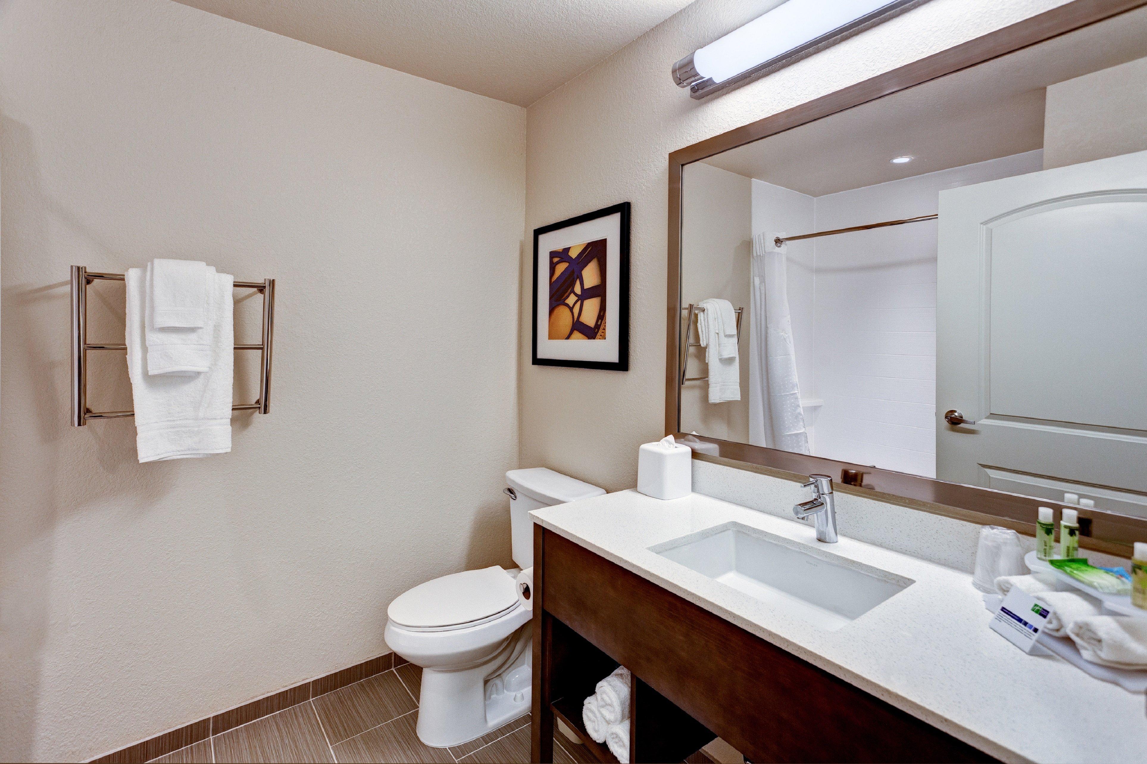 Holiday Inn Express & Suites Manhattan By Ihg Exterior photo