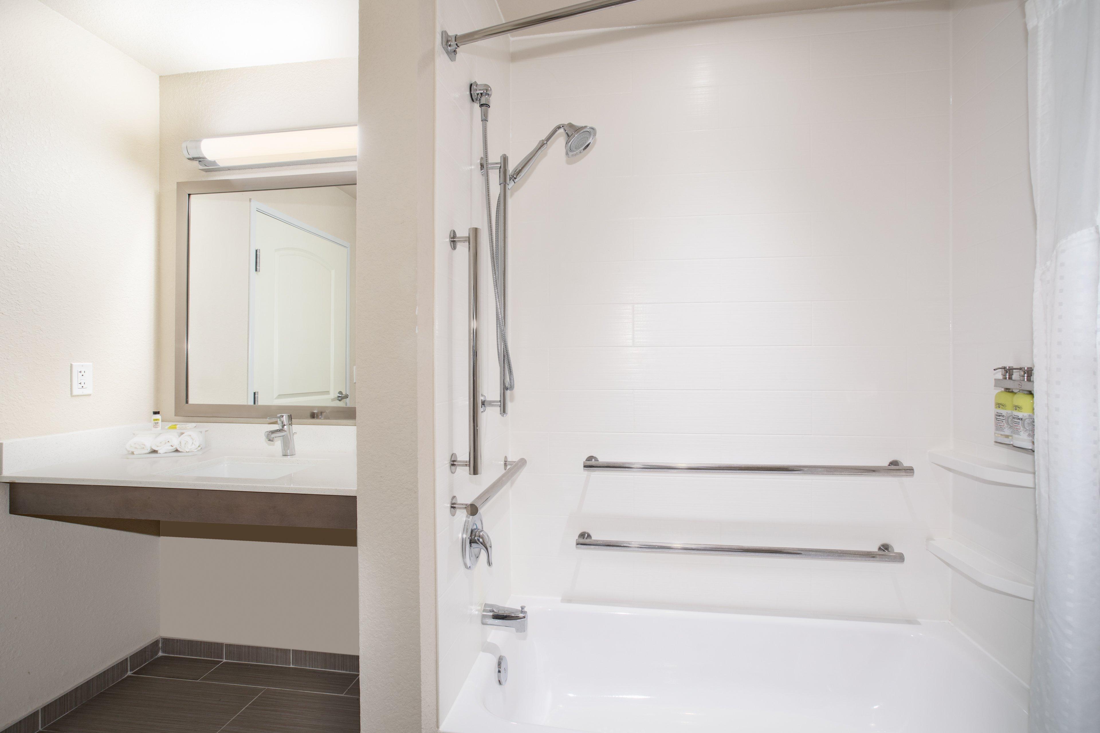 Holiday Inn Express & Suites Manhattan By Ihg Exterior photo