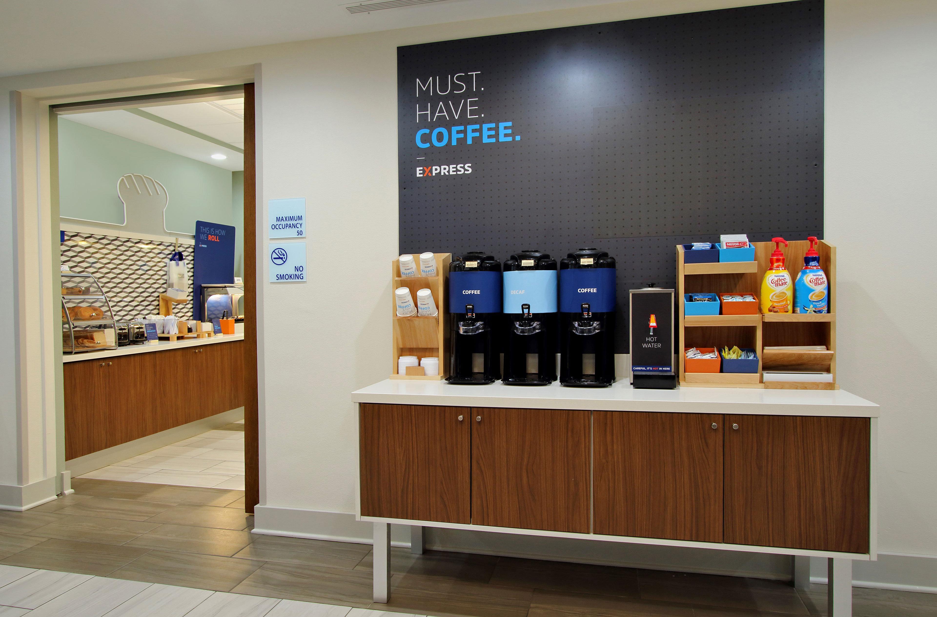 Holiday Inn Express & Suites Manhattan By Ihg Exterior photo