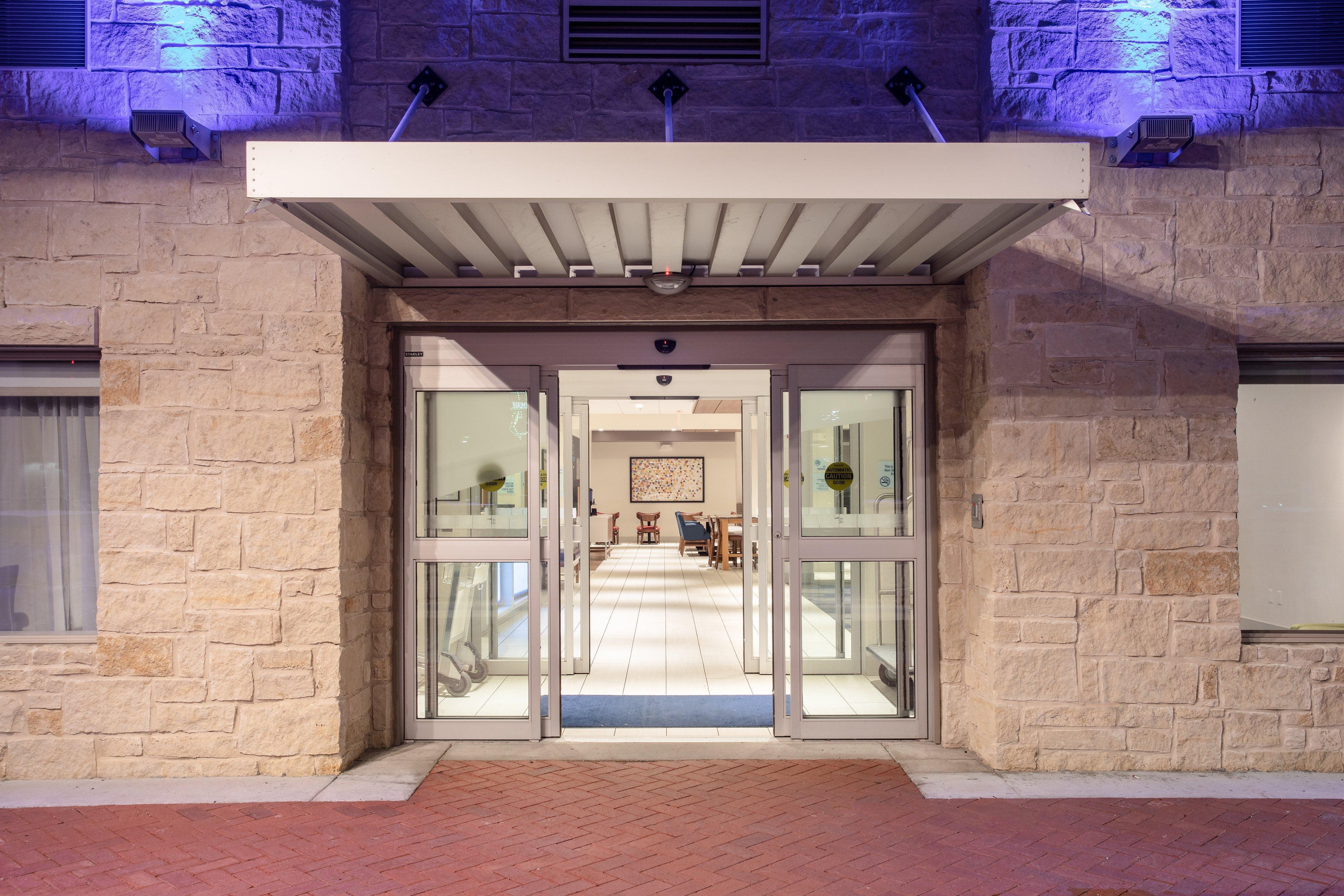 Holiday Inn Express & Suites Manhattan By Ihg Exterior photo