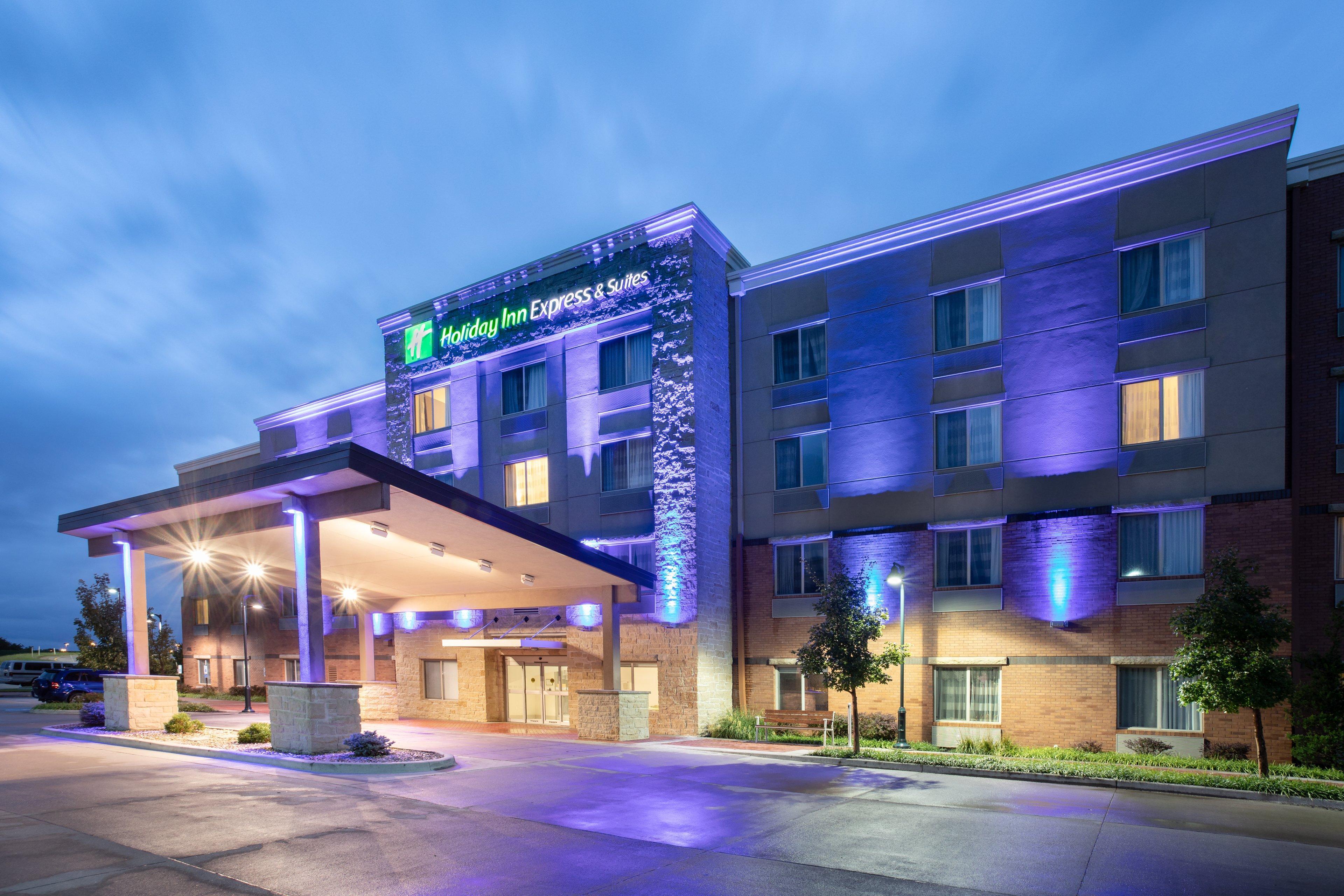 Holiday Inn Express & Suites Manhattan By Ihg Exterior photo