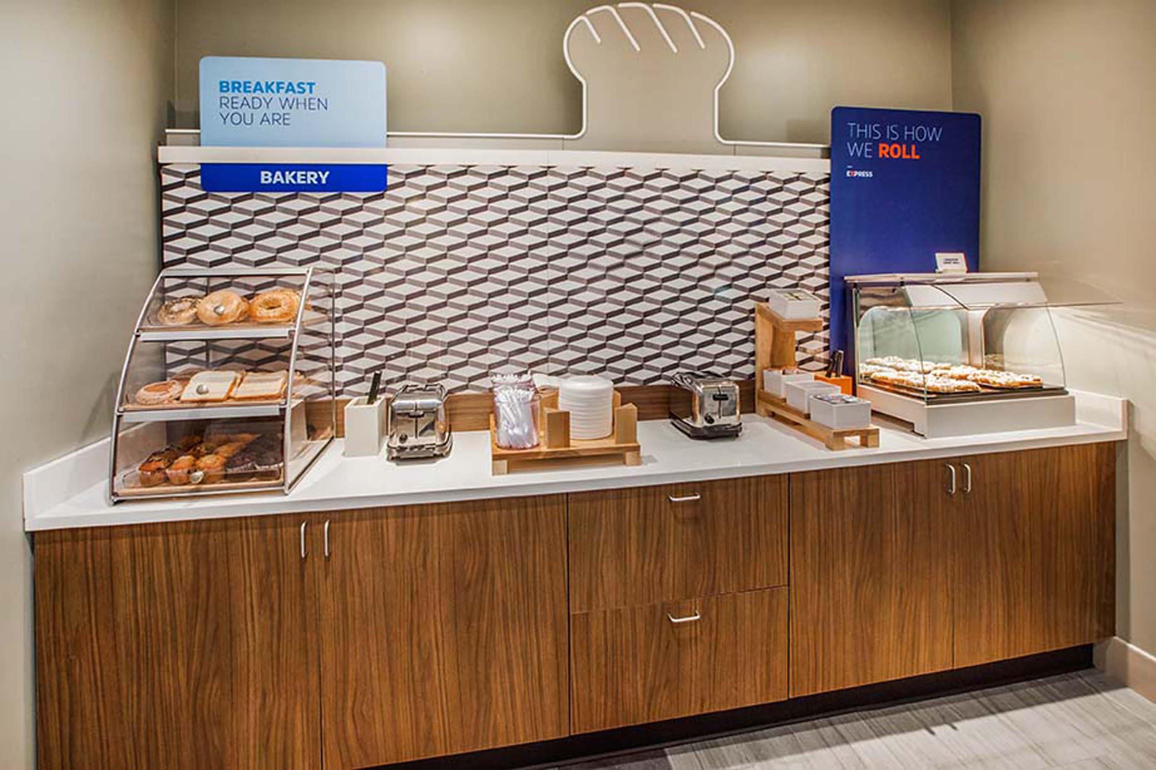 Holiday Inn Express & Suites Manhattan By Ihg Exterior photo