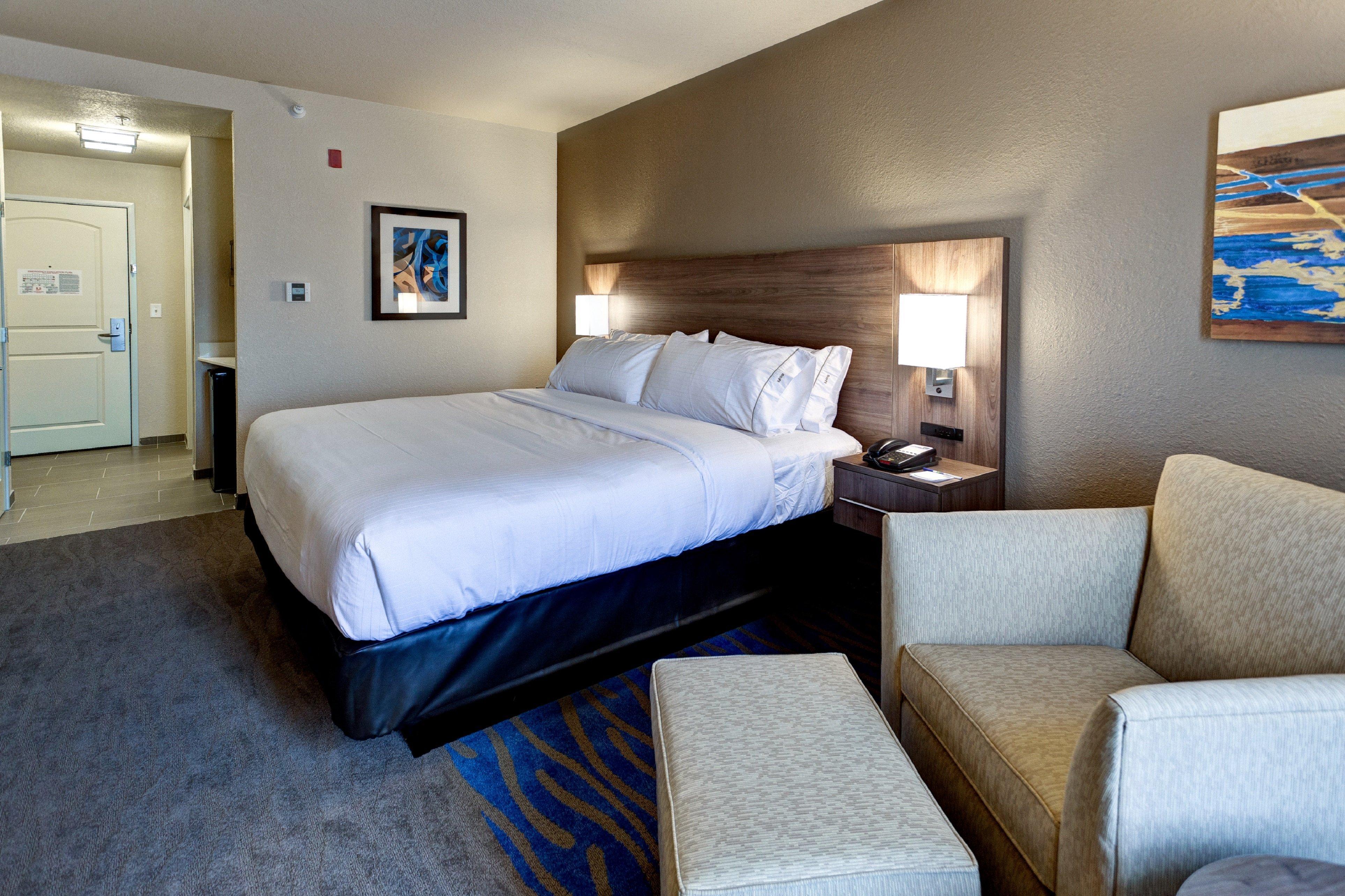 Holiday Inn Express & Suites Manhattan By Ihg Exterior photo
